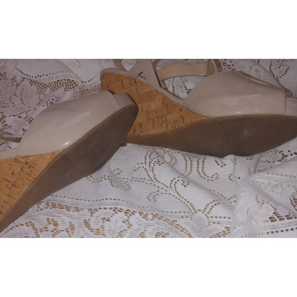 Guess WGPreslie Peep Toe Cork Wedge Sandals Sz. 8.5 - Picture 5 of 6